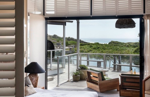 Caves Beach Hotel | Caves Coastal Bar & Bungalows