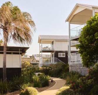 Caves Beach Hotel | Caves Coastal Bar & Bungalows