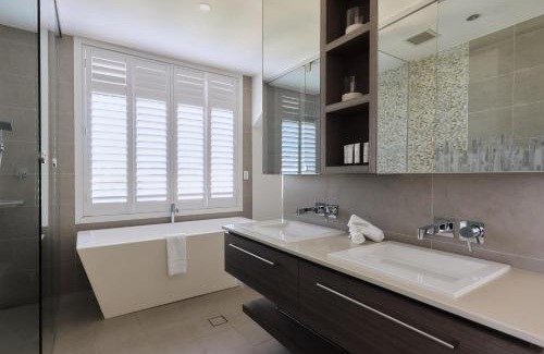 Caves Beach Hotel | Caves Coastal Bar & Bungalows