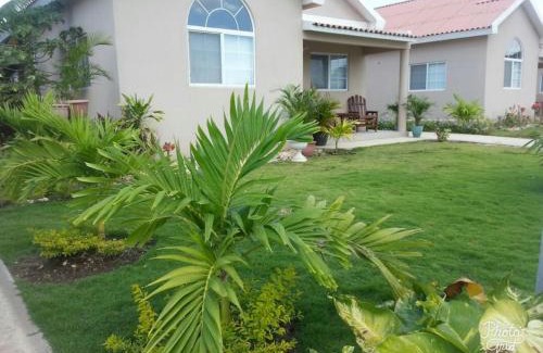Kingston Casa | Caymanas Estate beautiful 2 bedroom