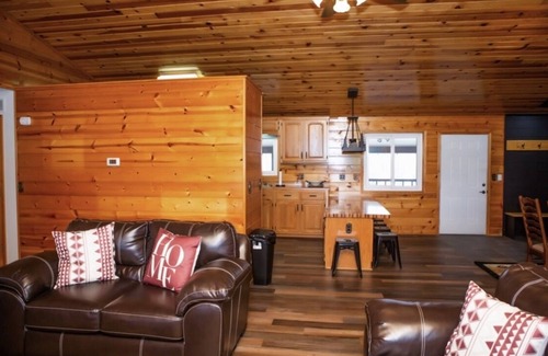 Lenox Cabina | CC Lodge welcomes you with 250 acres of land! Perfect for biking, hunting, etc!