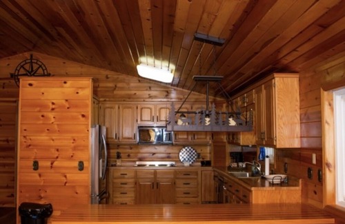 Lenox Cabina | CC Lodge welcomes you with 250 acres of land! Perfect for biking, hunting, etc!