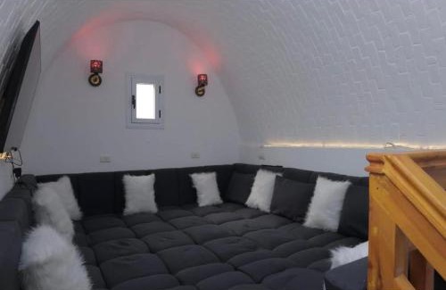 Village Road Hotel | Cecilia Resort