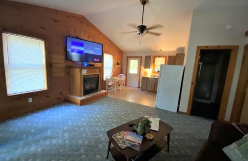 Eureka Springs Casa | Cedar Creek Cabins #1 - Giant Spa Tub, Large Wooded Porch, Full Kitchen, 1 Bedroom
