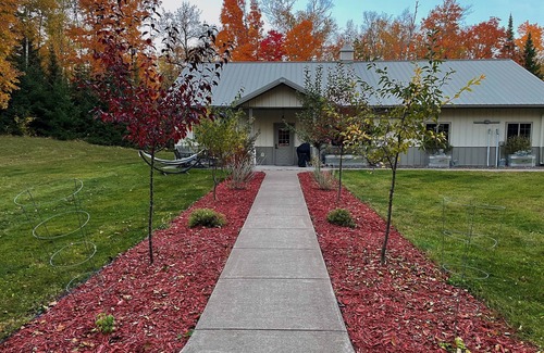 Melrude Cabina | Cedar Creek Retreat! Pet Friendly & 25 minutes away from Duluth