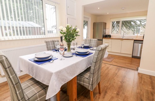 Chesterfield Cabaña | CEDAR HOLME, pet friendly, with a garden in Wingerworth