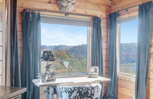 Smithville Cabina | Cedar Lakeview Cowhide Cabin Hot Tub