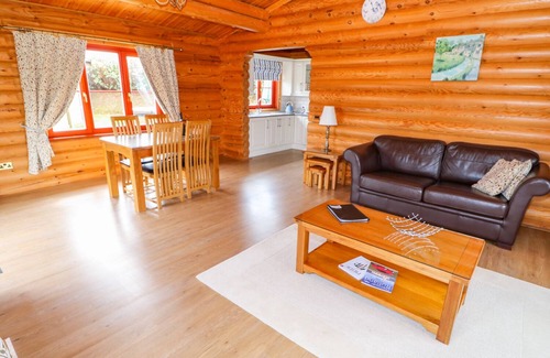 Castle Bytham Cabaña | CEDAR LODGE, con piscina en Greetham, Rutland, Ref 972997