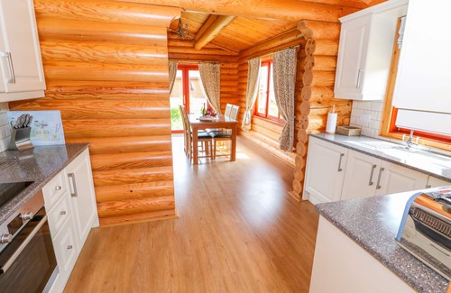 Castle Bytham Cabaña | CEDAR LODGE, con piscina en Greetham, Rutland, Ref 972997