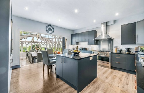 Halfway House Villa | Cedar Lodge - Siete Habitaciones Villa, Capacidad 19