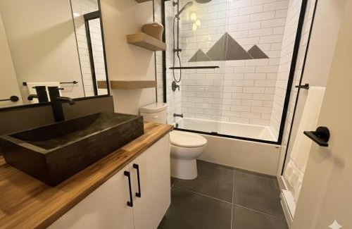 Victoria Apartamento | Cedar & Sage Suite the Cozy Retreat with Full Kitchen