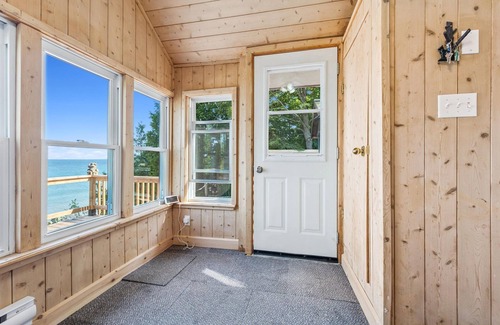 Dyer's Bay Casa | Cedar & Stone is a TICO licenced serene waterfront escape in exclusive Dyers Bay. Nestled between Georgian Bay and the Niagara Escarpment, this stylishly renovated cottage offers peaceful mornings, cozy evenings, and nature right at your doorstep.