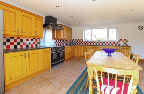 Stratton Strawless Cabaña | CEDAR VIEW, pet friendly, with a garden in Coltishall