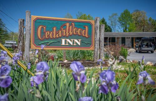 Hendersonville Hotel | CedarWood Inn