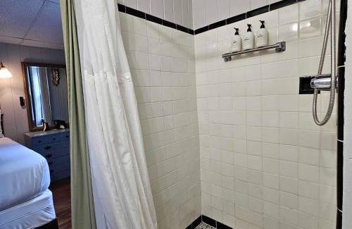 Hendersonville Hotel | CedarWood Inn