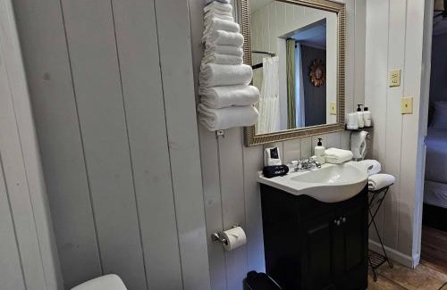 Hendersonville Hotel | CedarWood Inn