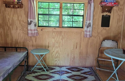 Freedom Cabina | Celtic Glen Farm Stay - Mini Log Cabin