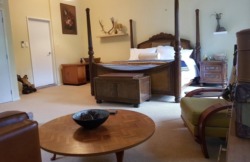 Taupo Casa | Centennial House Taupo, Boutique Lodge 21 guests, 9 Bedrooms & Amazing Gardens
