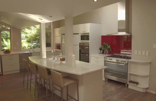 Taupo Casa | Centennial House Taupo, Boutique Lodge 21 guests, 9 Bedrooms & Amazing Gardens