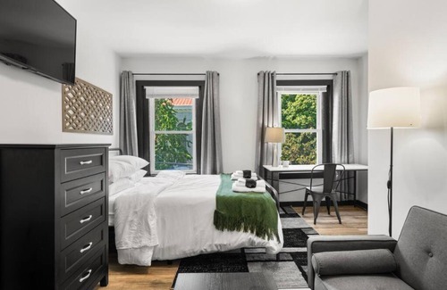 Penn-Knox Apartamento | Center City Philly Home, Cozy 1-BR, Ideal Location for 4 Guests!