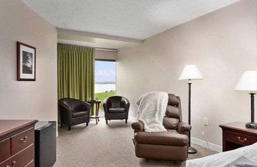 North East Casa | Center Parlor Room at Sandy Cove