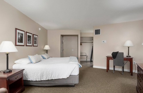 North East Casa | Center Parlor Room at Sandy Cove