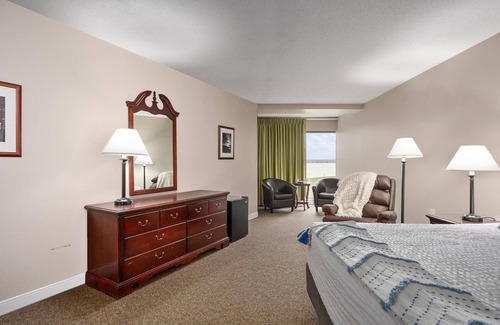 North East Casa | Center Parlor Room at Sandy Cove