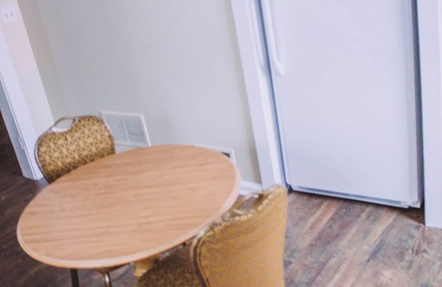 Geneva-on-the-Lake Cabaña | Centro de la Franja sleeps6 1Bedroom 1Bath. Pozo de fuego AC, wifi, cable, Se aceptan mascotas