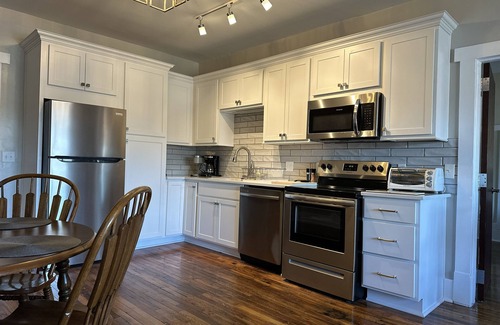 Hickman Apartamento | Centerville's Charming Town Square, Cozy Apartment in unique Historic Building