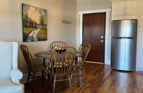 Hickman Apartamento | Centerville's Charming Town Square, Cozy Apartment in unique Historic Building