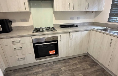 Huddersfield Casa | Central 2 Bed Home - Parking, Ev Point, Garden
