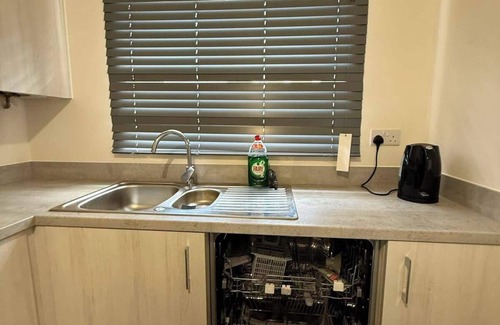Huddersfield Casa | Central 2 Bed Home - Parking, Ev Point, Garden