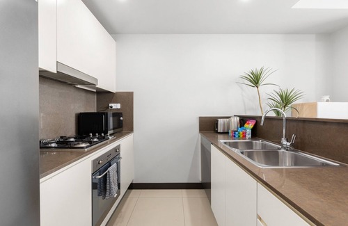 Parramatta CBD Apartamento | Central 2-Bed with Parking & Stunning Views