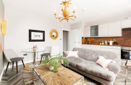 Warrington Apartamento | Central and spacious one bedroom apartment