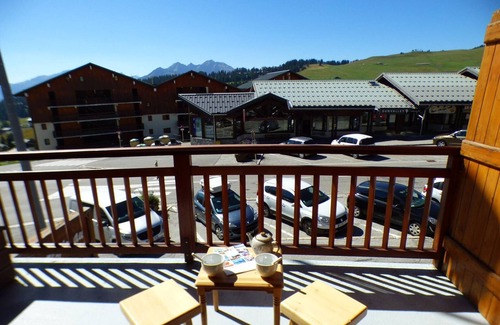 Les Saisies Apartamento | Central Apartment, 1BR & Loft, Sleeps 5 – Balcony, Sunny South-Facing, Near Shops