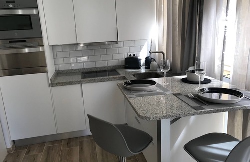San Anton Apartamento | Apartamento centrico, todo reformado, con balcón soleado y bicicletas gratis.
