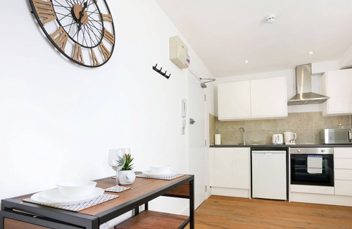 Buckingham Apartamento | Central Buckingham Apartment #3 with Free Parking by Yoko Property