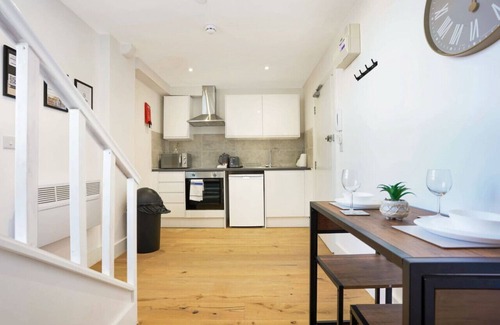 Buckingham Apartamento | Central Buckingham Apartment #6 with Free Parking by Yoko Property