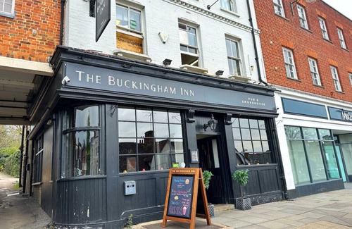 Buckingham Apartamento | Central Buckingham Apartment #7 with Free Parking by Yoko Property