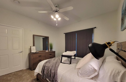 West Arlington Apartamento | Central Arlington 6 MILES FROM AT&T stadium! Tons of shopping experience!