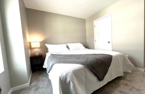Cedar Falls Apartamento | Central Cedar Falls Townhome - King Beds!