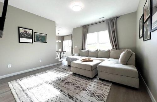 Cedar Falls Apartamento | Central Cedar Falls Townhome - King Beds!