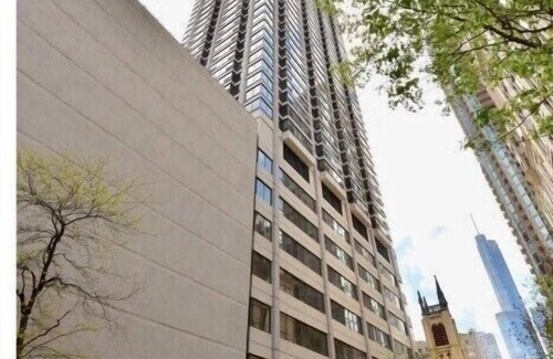 Rush and Division Apartamento | Central Chicago Condo