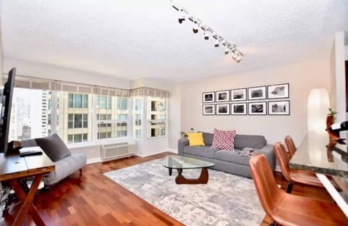 Rush and Division Apartamento | Central Chicago Condo