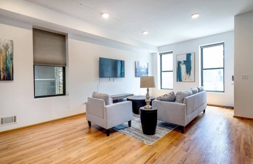 Pulaski Park Casa | Central Chicago Suite Access to Patio!!! Suite 1