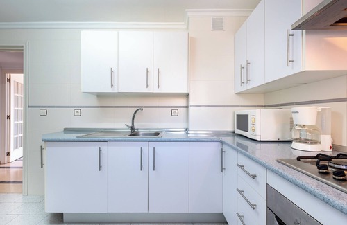 Plaza de Toros Vieja Apartamento | Céntrico apartamento Canales con Wi-Fi, aire acondicionado y balcón; garaje disponible