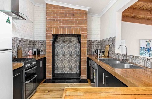 Albury Casa | Central, cosy and private Wyse Cottage