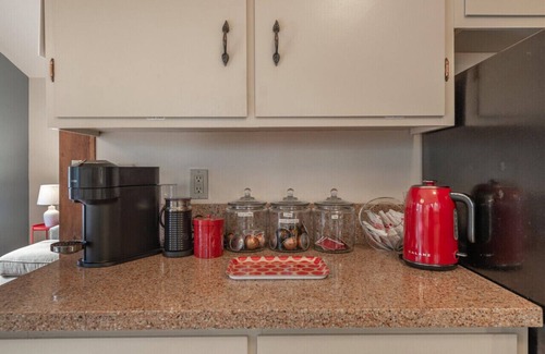 Ridgewood Apartamento | Central & Cozy Pet-Friendly Cabin w Fenced In Yard