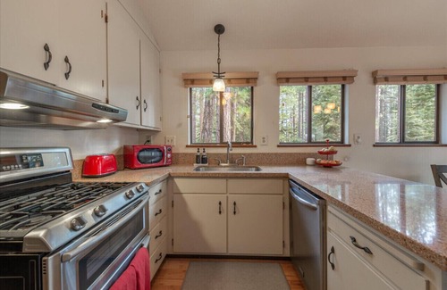 Ridgewood Apartamento | Central & Cozy Pet-Friendly Cabin w Fenced In Yard