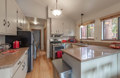 Ridgewood Apartamento | Central & Cozy Pet-Friendly Cabin w Fenced In Yard